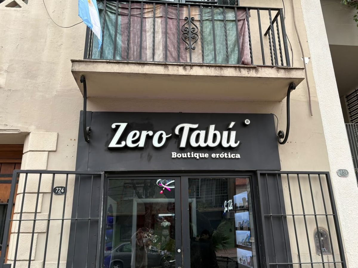 La boutique erótica llama la atención de quienes transitan por calle Espejo. La boutique erótica llama la atención de quienes transitan por calle Espejo.