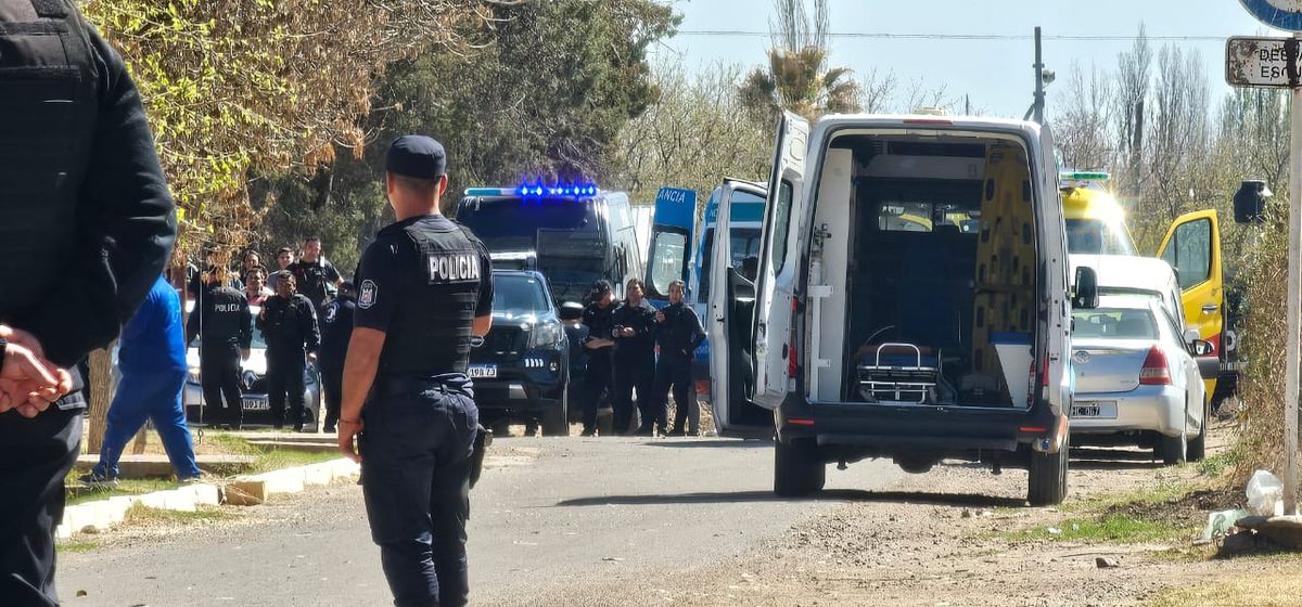 La adolescente atrincherada en la escuela de La Paz amenazó a una docente mientras le apuntaba con el arma de fuego.