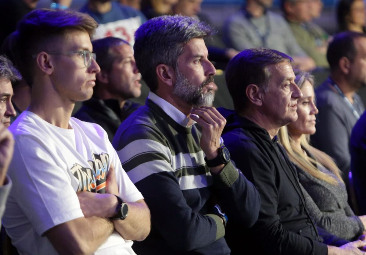 El gobernador Rodolfo Suarez no se quiso perder la final del Mendoza Premier Padel y se ubicó en los palcos junto a su esposa Fabiana Calleja y su sobrino, el intendente de Ciudad, Ulpiano Suarez.