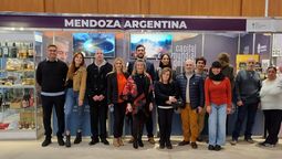 Parte de la delegación de productores mendocinos junto al stand provincial.