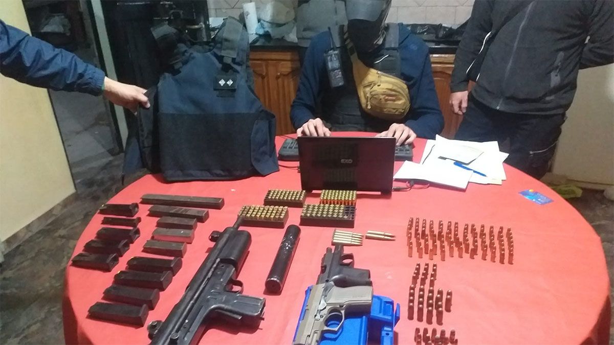 Entre lo secuestrado por personal de Lucha contra el Narcotráfico, se destaca una ametralladora con silenciador.