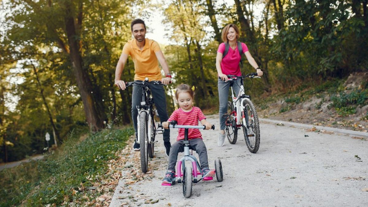 Los menores pueden andar por la v&iacute;a p&uacute;blica, pero acompa&ntilde;ados por personas mayores y con extrema precauci&oacute;n. En este caso ninguno usa casco y es una falta al reglamento.&nbsp;