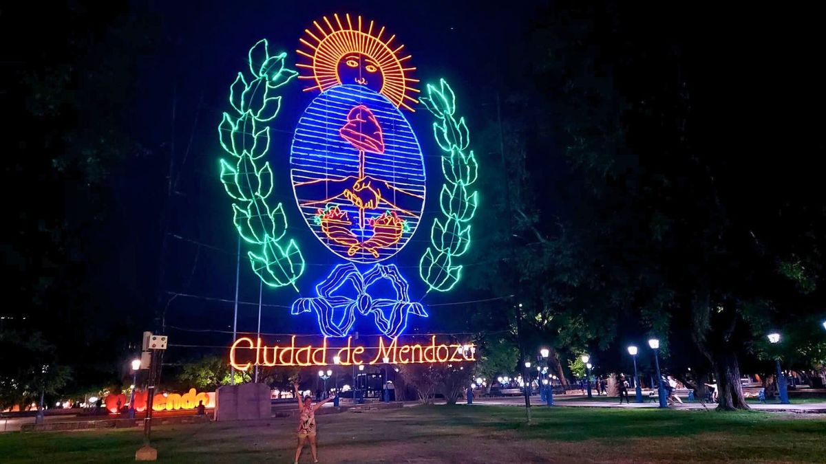La foto infaltable en la plaza Independencia con el cartel que identifica la ciudad y la provincia. La foto infaltable en la plaza Independencia con el cartel que identifica la ciudad y la provincia.