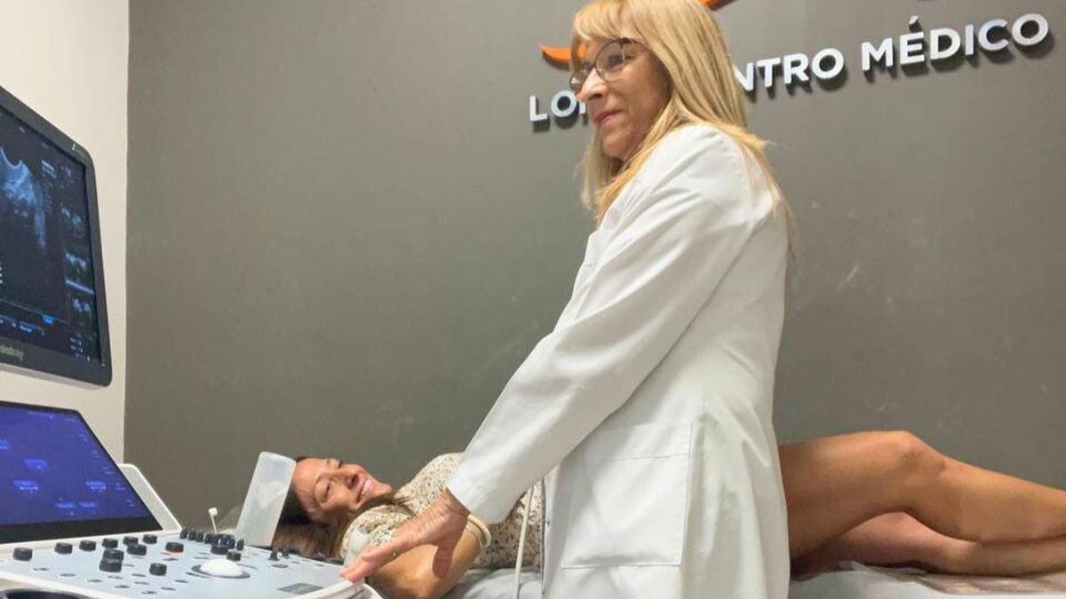 La doctora Susana Guti&eacute;rrez le hace una eco a su hija Melisa Ochoa, que espera a su beb&eacute; en febrero.