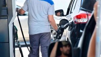 El presidente de YPF confirmó que esta noche bajará el precio de los combustibles