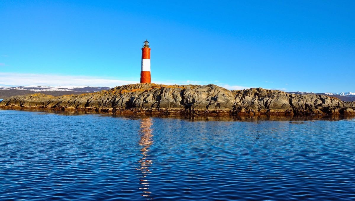 Los faros son grandes construcciones en forma de torre. Poseen un sistema de luminación conformado por un foco luminoso y un mecanismo de giro, útiles en la navegación nocturna. Los faros son grandes construcciones en forma de torre. Poseen un sistema de luminación conformado por un foco luminoso y un mecanismo de giro, útiles en la navegación nocturna.