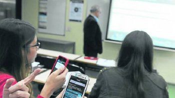 Francia prohibió los smartphones en las escuelas