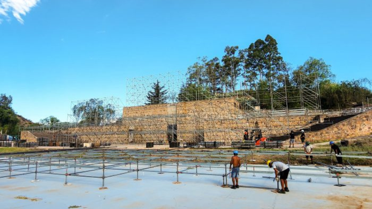 Trabajan todos los días más de 40 personas en la construcción del escenario. Se prevé que estará listo el 20 de febrero próximo. Trabajan todos los días más de 40 personas en la construcción del escenario. Se prevé que estará listo el 20 de febrero próximo.