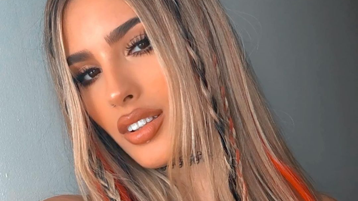 Corpiñito XS y ultra tiro bajo, Julieta Poggio paraliza el Lollapalooza con la tendencia más canchera