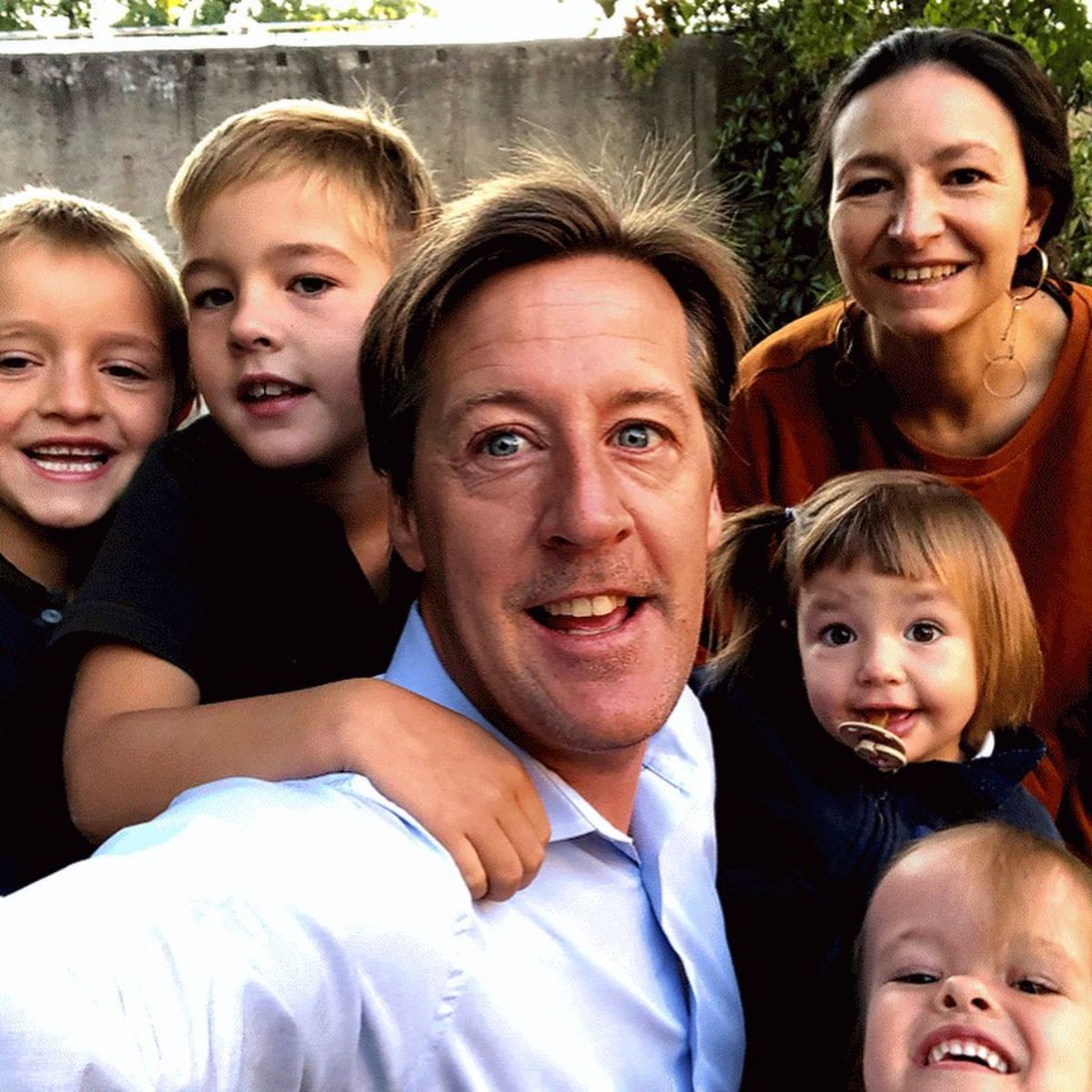 Familión holando-mendocino. Papá Roon y mamá Cecilia junto a sus cuatro niños. El joven empresario nacido en Rotterdam se afincó en Mendoza, enamorado de la hija del doctor Abel Albino y del mundo del vino.