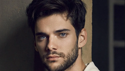Actor español. Álvaro Rico se destaca con una gran actuación en la serie El jardinero. 