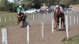 Carrera trágica. Un joven murió al caer de su caballo mientras corría una carrera cuadrera. Carrera trágica. Un joven murió al caer de su caballo mientras corría una carrera cuadrera.