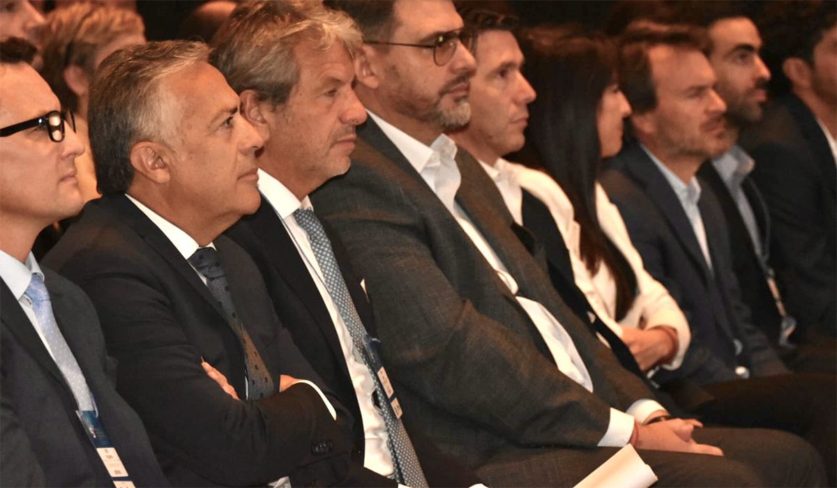 Eduardo Pulenta junto a los funcionarios Alfredo Cornejo y Juan Pozo. Eduardo Pulenta junto a los funcionarios Alfredo Cornejo y Juan Pozo.