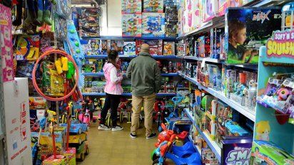 Los rubros de mayor participación para las ventas de Reyes Magos son en un 43% artículos de juguetería, 20% indumentaria, 8% libros didácticos, 8% golosinas, 5% calzados, 5% artículos deportivos, entre otros.