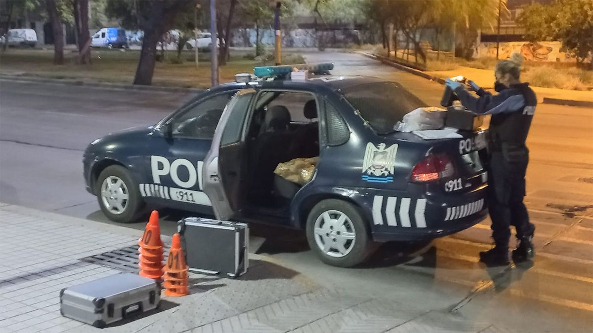 Policía Científica analizó la escena de la violación y secuestró algunas pertenencias que quedaron en el lugar.