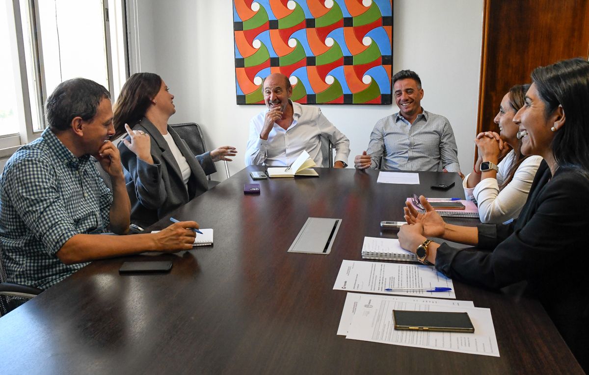 Rodolfo Vargas Arizu y funcionarios de Economía con el intendente de Guaymallén, Marcos Calvente. Rodolfo Vargas Arizu y funcionarios de Economía con el intendente de Guaymallén, Marcos Calvente.