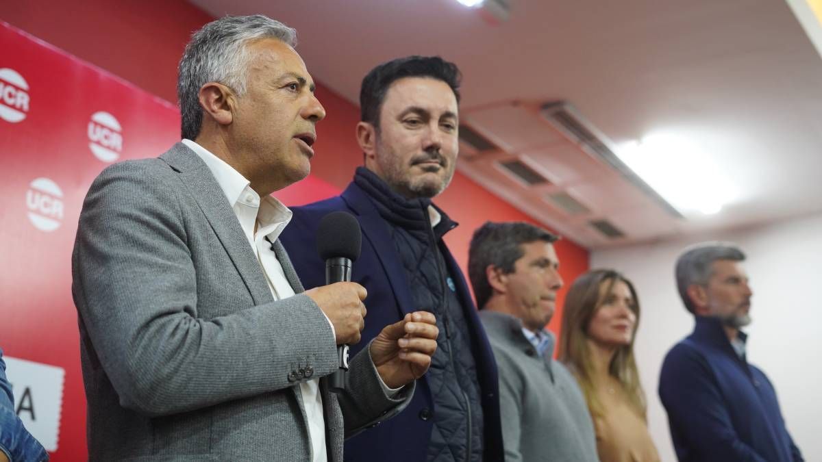El gobernador Alfredo Cornejo junto al ministro de Defensa