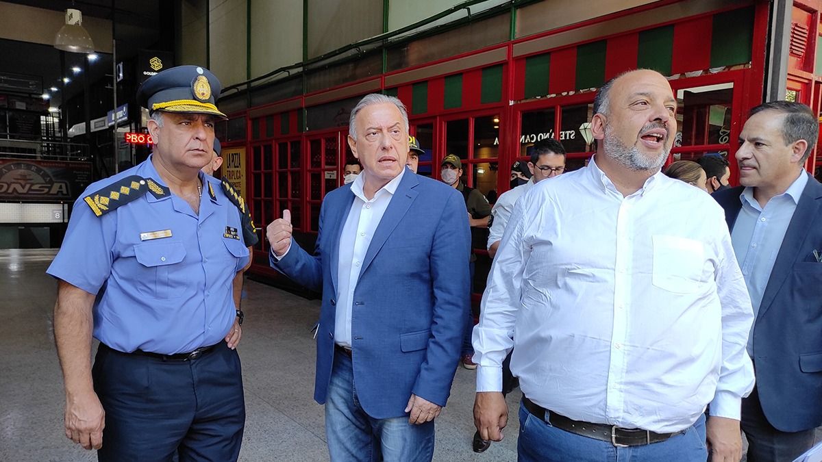 El ministro de Seguridad Raúl Levrino con el subsecretario Néstor Majul en los allanamientos de la Galería Tonsa.