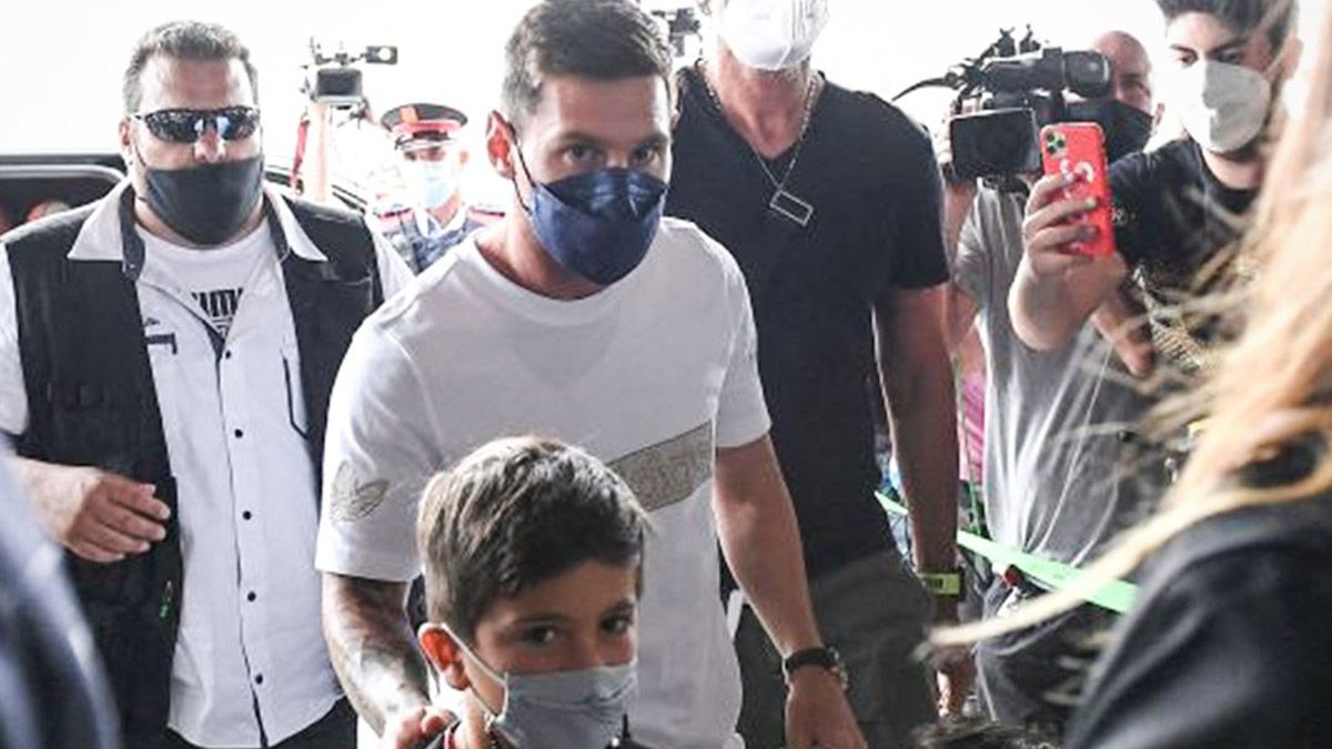 Lionel Messi, en París para fichar con el PSG