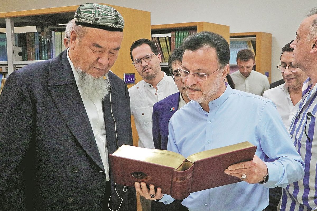 Los diplomáticos visitan el Instituto Islámico de Xinjiang en Urumqi. ZHAO CHENJIE / XINHUA.
