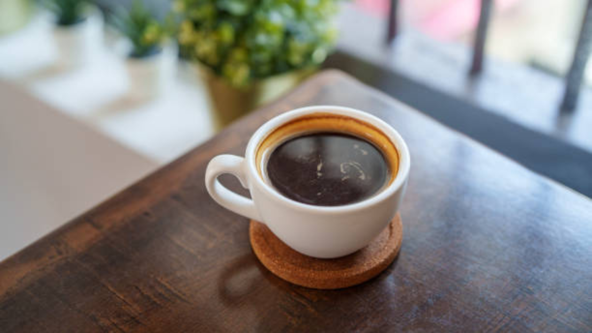 La cantidad de tazas de café que debes tomar por día.