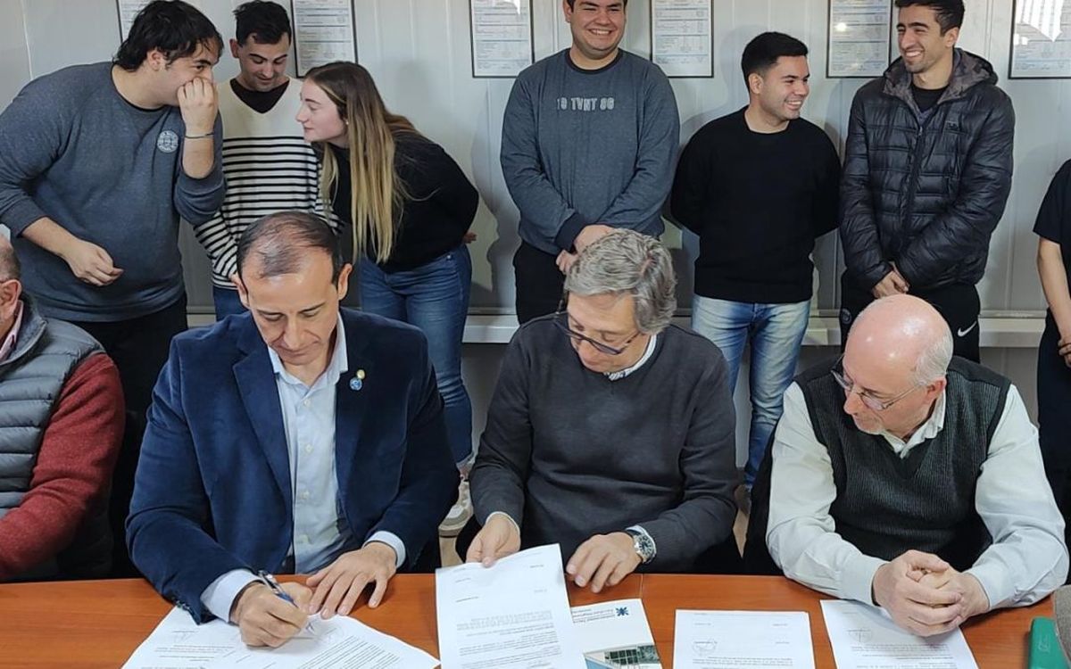 Emir Félix y autoridades universitarias en la firma del convenio.