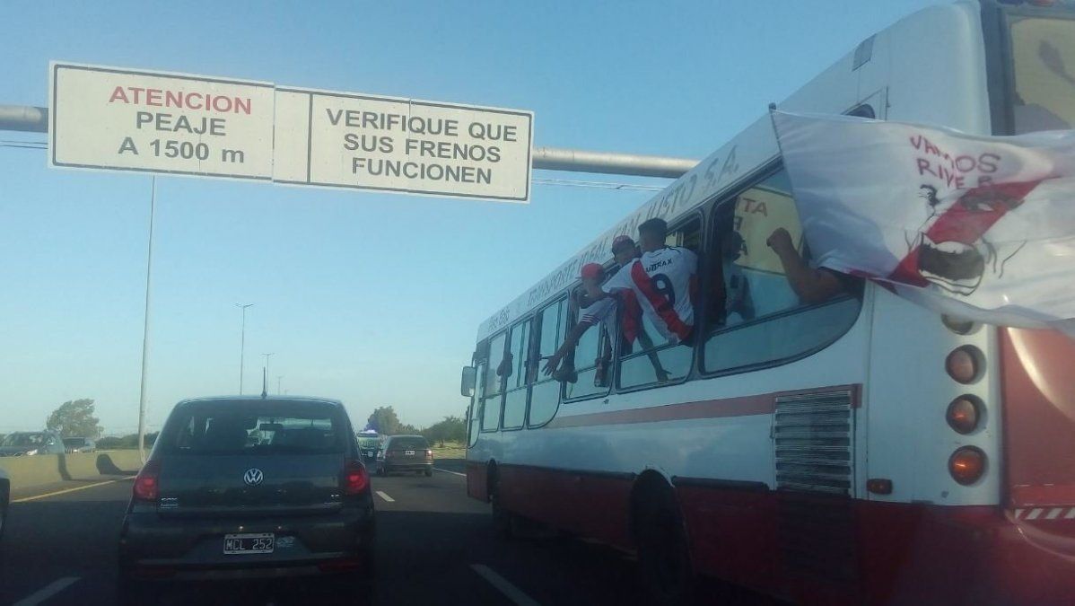 Una vergüenza: así viajaron los barras de River hasta La Plata