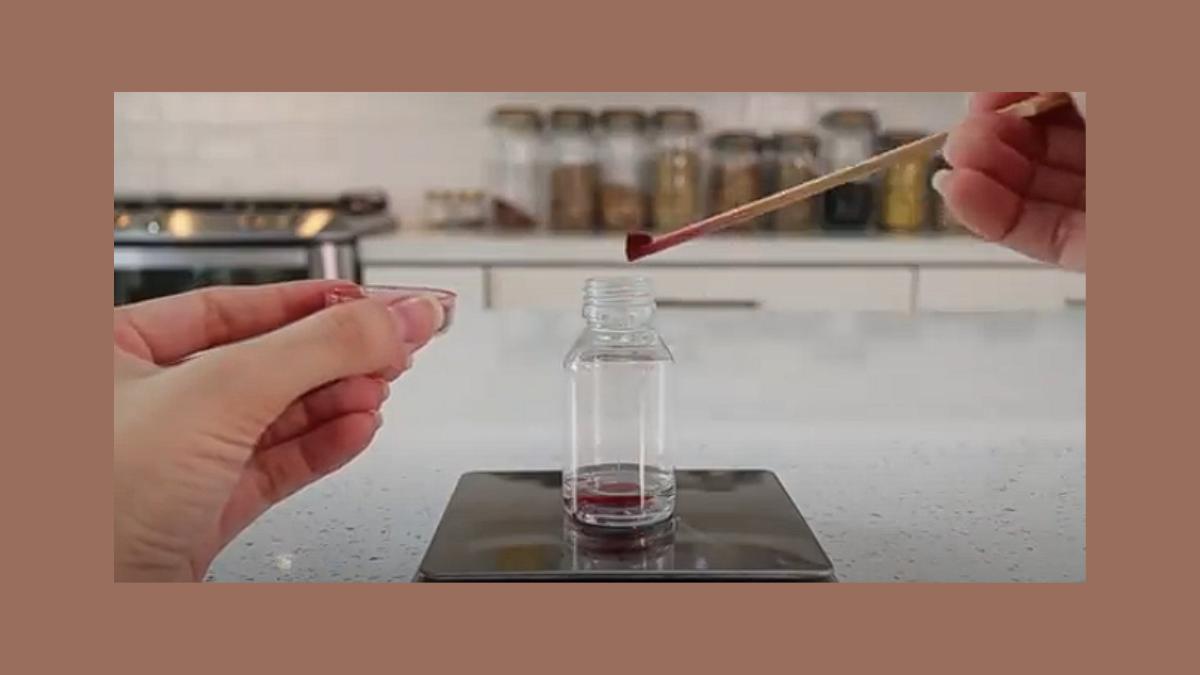 En un recipiente coloca todos los ingredientes para tu tinta natural. En un recipiente coloca todos los ingredientes para tu tinta natural.