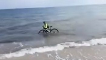Coronavirus: indignación con un ciclista que se metió al mar para evitar ser multado