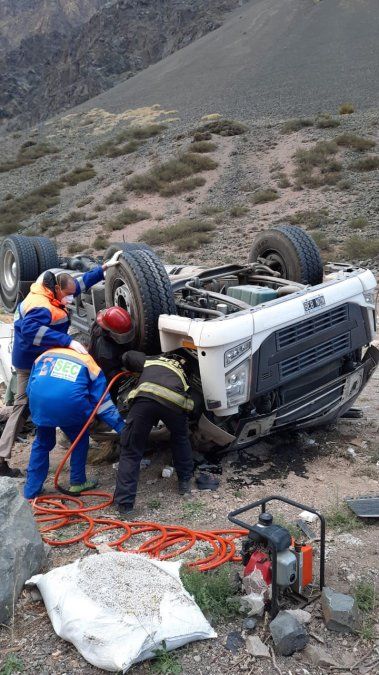 Accidente en alta montaña: un camionero volcó y quedó atrapado