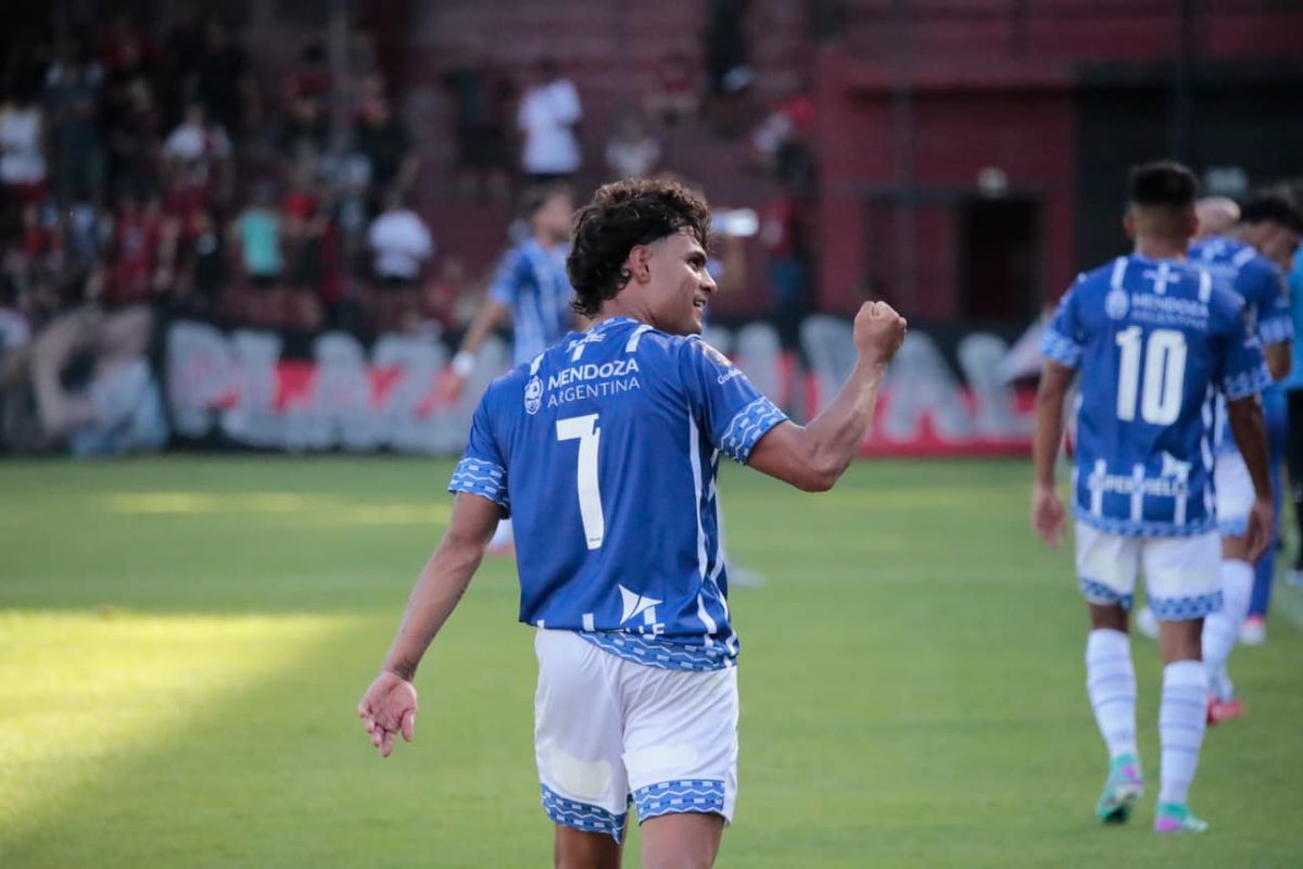 Toto Pozzo con un gran zurdazo marcó su primer gol en el Tomba.