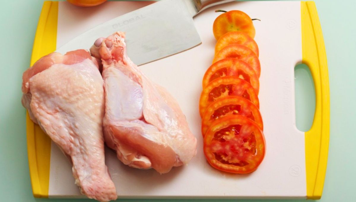 Los peligros de usar la misma tabla de picar alimentos para cortar carne cruda y verduras