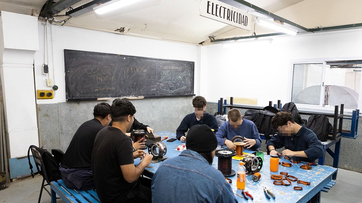Casi un centenar de estudiantes del último año de secundaria forman parte del programa de la DGE en la instalación de paneles solares en las escuelas. Casi un centenar de estudiantes del último año de secundaria forman parte del programa de la DGE en la instalación de paneles solares en las escuelas.
