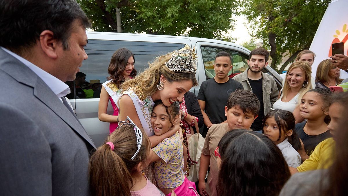 Alejandrina Funes recibió todo el amor de las niñas y niños que la esperaron para saludarla al regresar a su departamento. Alejandrina Funes recibió todo el amor de las niñas y niños que la esperaron para saludarla al regresar a su departamento.