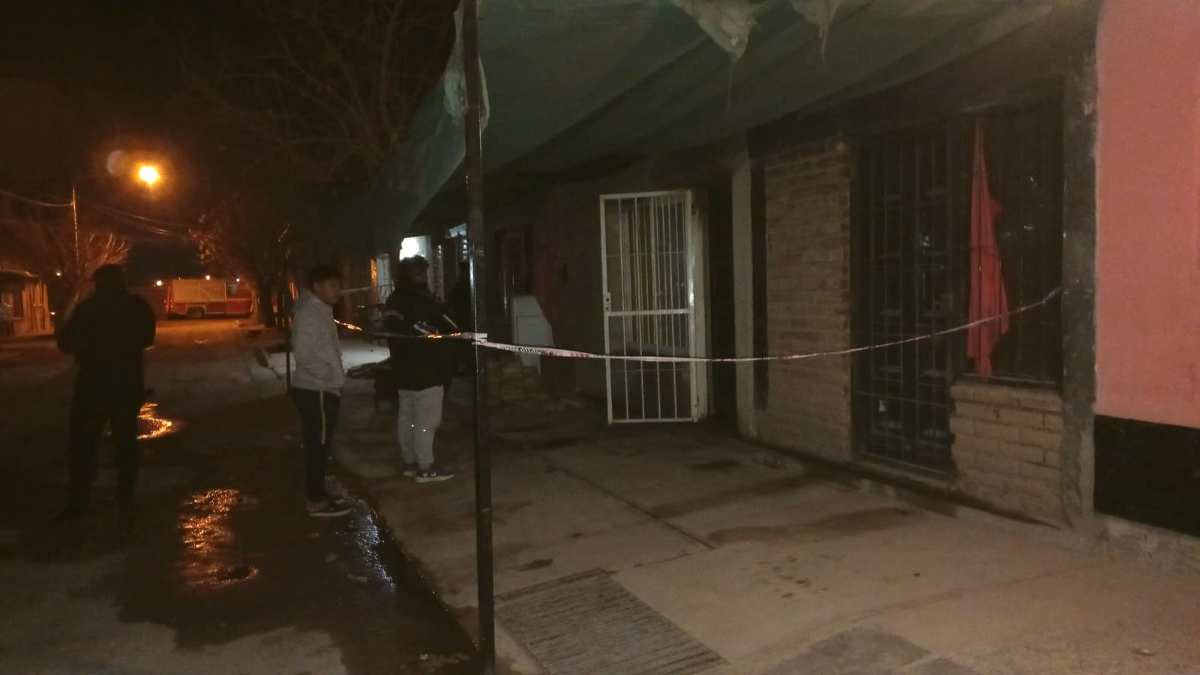 Una estufa eléctrica en la habitación donde dormían los cuatro hermanos tuvo un cortocircuito que generó el incendio en una casa del barrio Santa Teresita, en Las Heras.