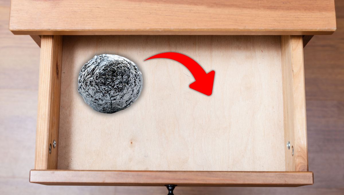 Truco casero: por qué deberías poner bolas de papel aluminio en los cajones de la casa