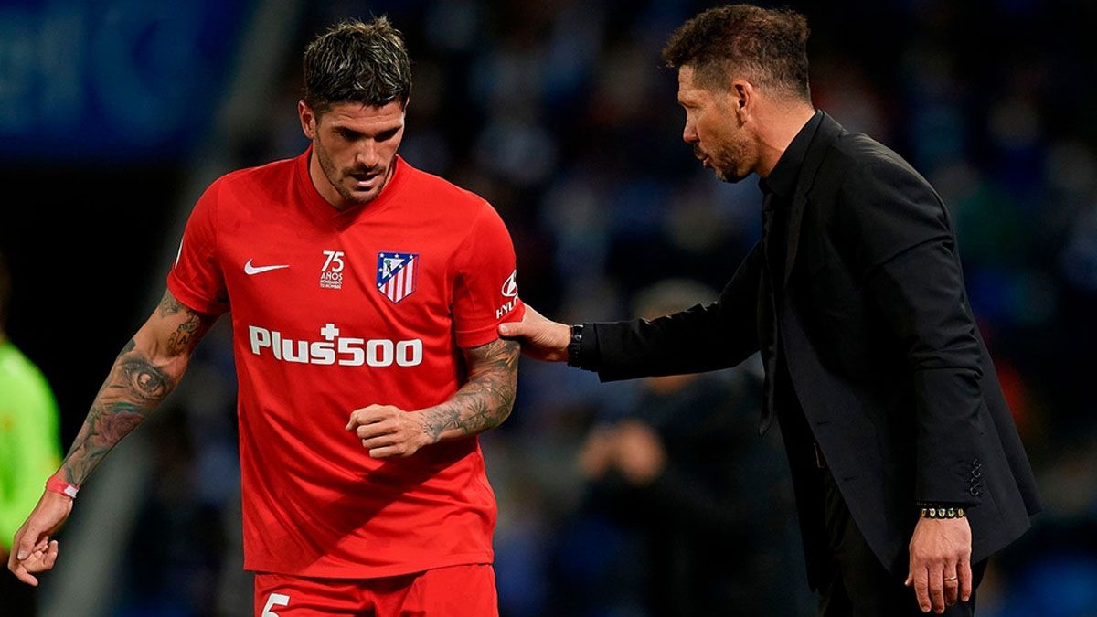 El técnico del Atlético de Madrid, Diego Simeone, le da indicaciones a Rodrigo De Paul.