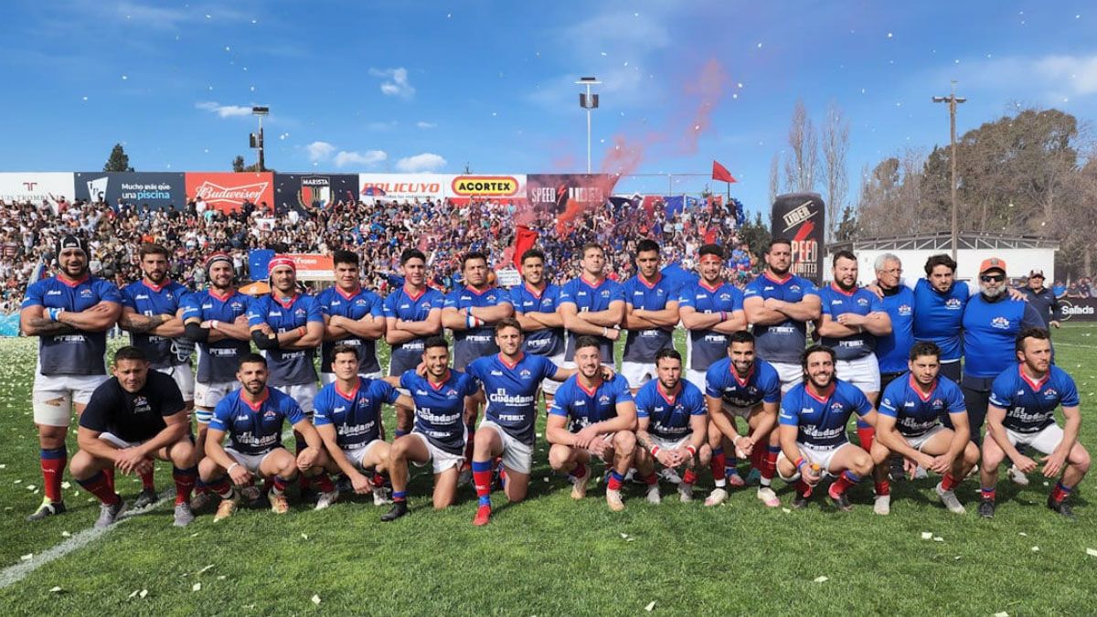 El plantel de Teqüé con el respaldo de la hinchada que lo acompañó durante todo el Top 8