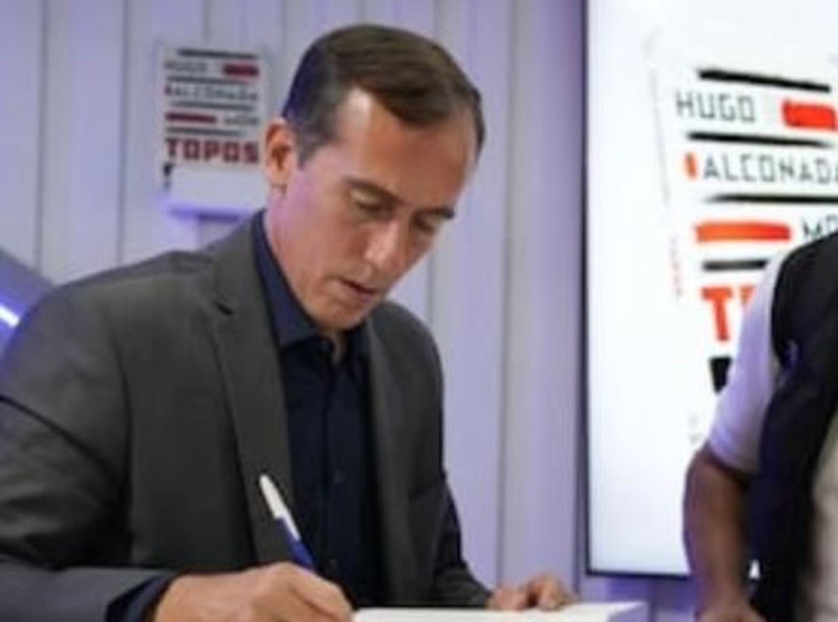 Firma de libros por parte de Alconada. Firma de libros por parte de Alconada.