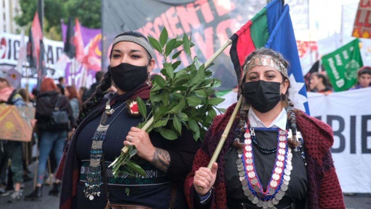Mujeres mapuches en una protesta en Buenos Aires, Argentina. Las comunidades indígenas de la provincia de Santa Cruz, principalmente mapuches, están preocupadas por los sitios arqueológicos que quedarán sumergidos por los embalses de los proyectos hidroeléctricos (Imagen: Carolina Jaramillo Castro / Alamy) Mujeres mapuches en una protesta en Buenos Aires, Argentina. Las comunidades indígenas de la provincia de Santa Cruz, principalmente mapuches, están preocupadas por los sitios arqueológicos que quedarán sumergidos por los embalses de los proyectos hidroeléctricos (Imagen: Carolina Jaramillo Castro / Alamy)