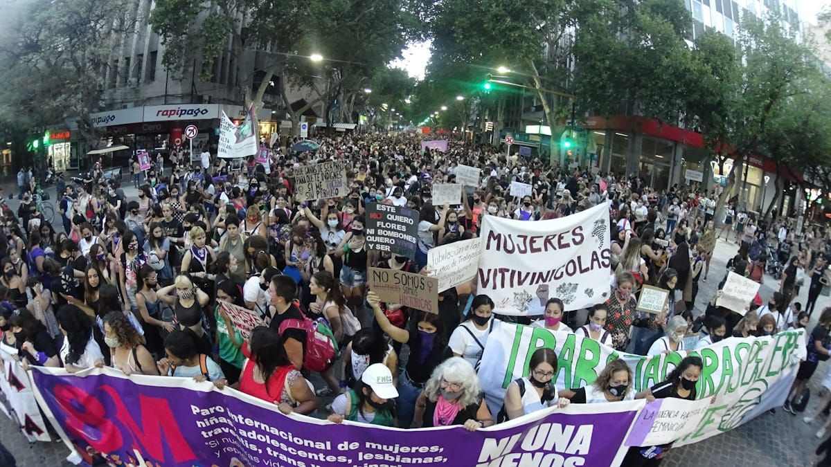 Cuando la marcha 8M llegó al Kilómetro Cero de nuestra provincia, la presencia era ya multitudinaria y se extendía a lo largo de varias cuadras por la Avenida San Martín, dirigiéndose a Avenida Las Heras.