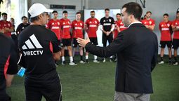 El DT interino de River, Marcelo Escudero, escucha atentamente al titular millonario, Stefano Di Carlo.
