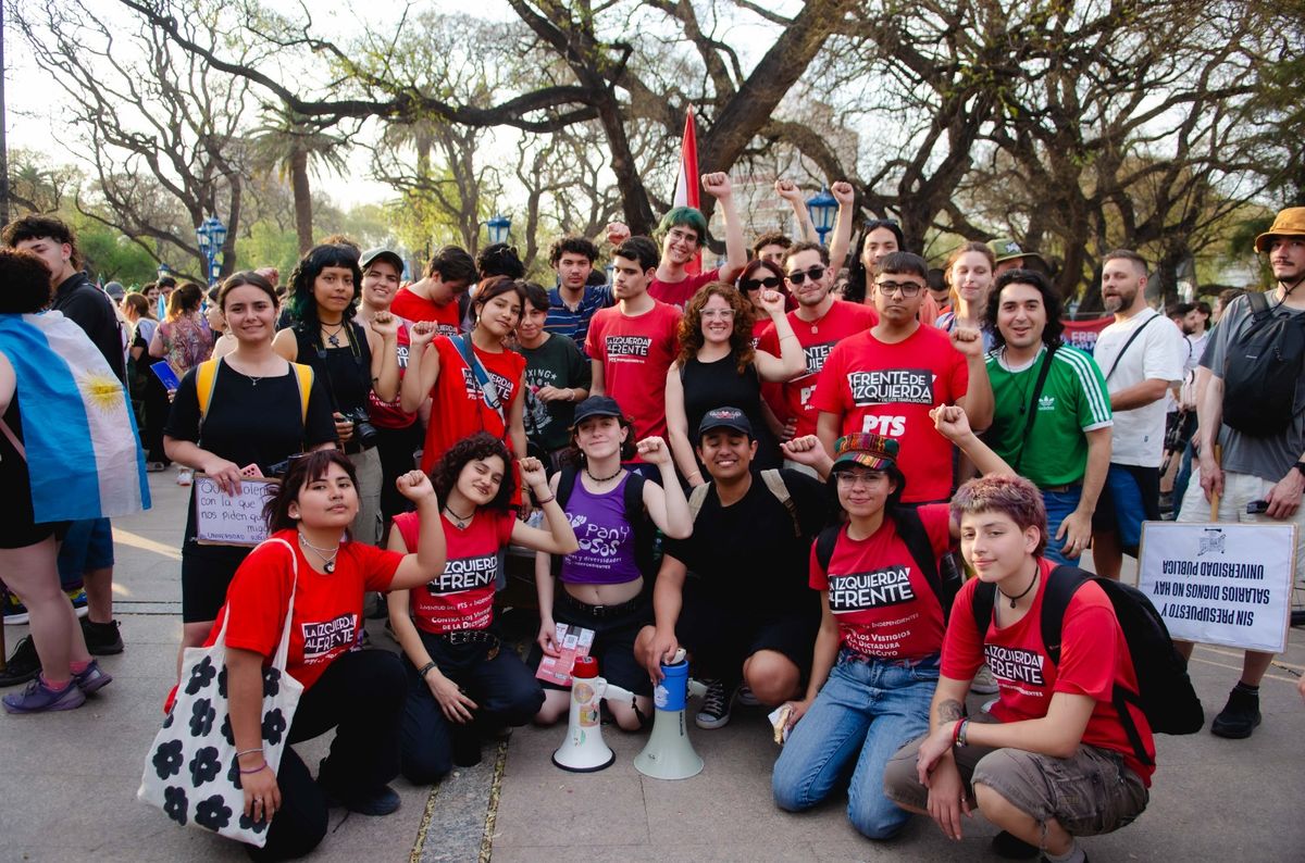 La candidata a diputada nacional por el FIT, Micaela Blanco Minoli (centro), con militantes durante la campaña 2025. La candidata a diputada nacional por el FIT, Micaela Blanco Minoli (centro), con militantes durante la campaña 2025.