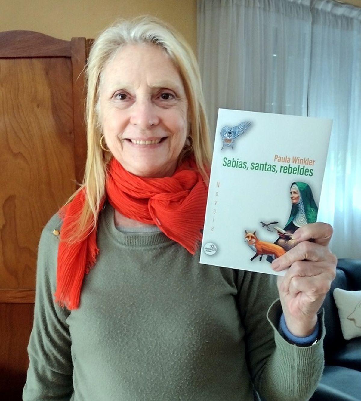 Sabias, santas y rebeldes, en manos de su autora Paula Winkler. Sabias, santas y rebeldes, en manos de su autora Paula Winkler.