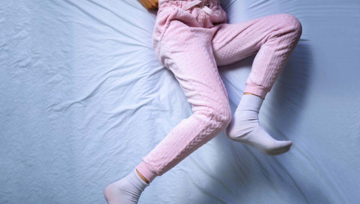 Mover las piernas inconscientemente cuando estamos sentados en una silla o acostados en una cama se llama Mover las piernas inconscientemente cuando estamos sentados en una silla o acostados en una cama se llama