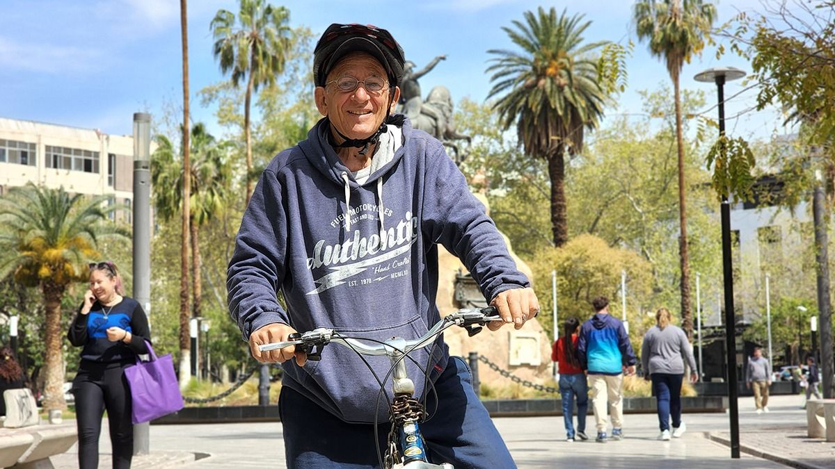 Juan Bautista García es psicólogo social y artista. También se jubiló y decidió acompañar a Carlos, pero él irá en bicicleta.