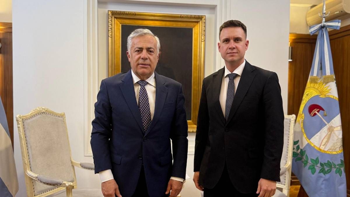 El gobernador Alfredo Cornejo recibió al periodista de El Siete Julián Imazio en su despacho de Casa de Gobierno.