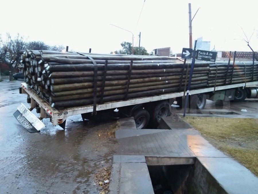 Un semirremolque quedó trabado toda la mañana en una acequia