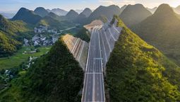 La autopista descomunal que crearon a partir de una montaña partida a la mitad. Foto: gentileza&nbsp;