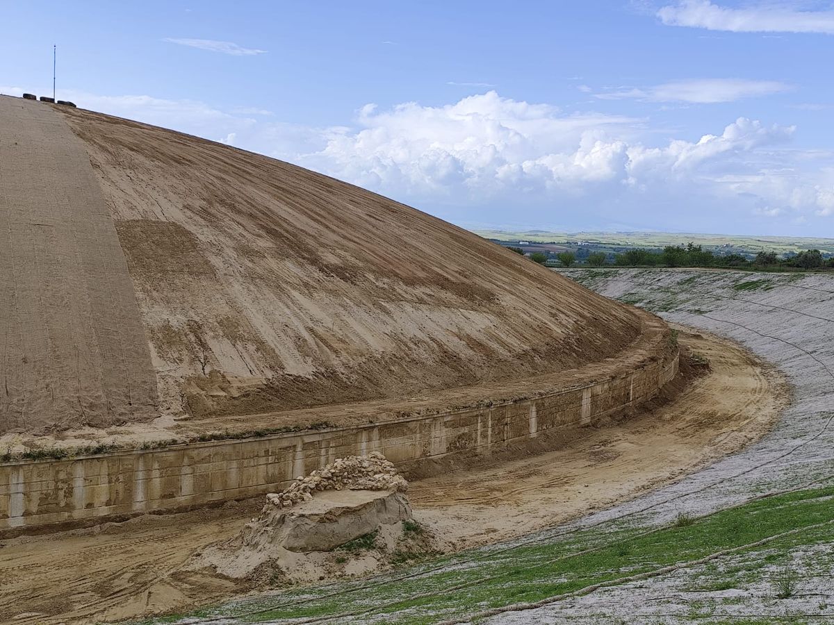 El exterior de la enorme tumba quedó completamente al descubierto.